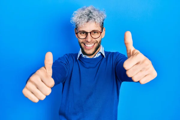 Homem Hispânico Jovem Com Cabelo Tingido Moderno Usando Suéter Óculos — Fotografia de Stock