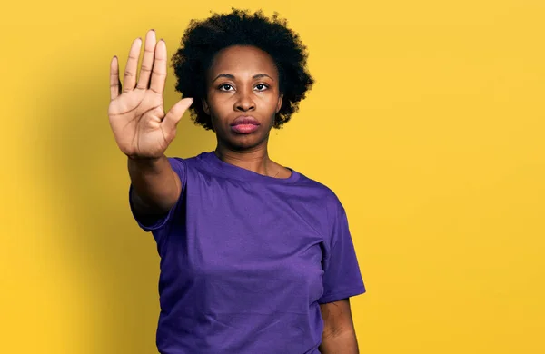 Africano Mulher Americana Com Cabelo Afro Vestindo Camisa Roxo Casual — Fotografia de Stock