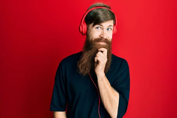 Uzun Sakallı Müzik Dinleyen Kulaklık Takan Kameraya Kendinden Emin Gülümseyen — Stok fotoğraf