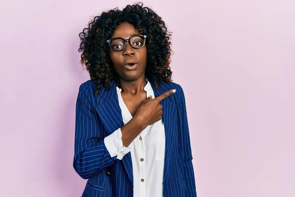 Jonge Afrikaans Amerikaanse Vrouw Draagt Zakelijke Kleding Een Bril Verrast — Stockfoto