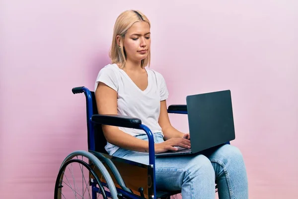 Блондинка Сидящая Инвалидной Коляске Держа Ноутбук Скептически Нервно Замерзшая Расстроенная — стоковое фото