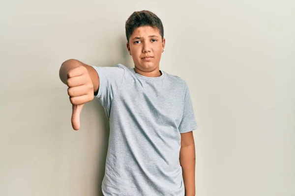 Niño Hispano Adolescente Con Camiseta Gris Casual Que Parece Infeliz —  Fotos de Stock