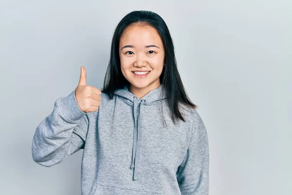 Giovane Ragazza Cinese Indossa Abiti Casual Sorridente Felice Positivo Pollice — Foto Stock