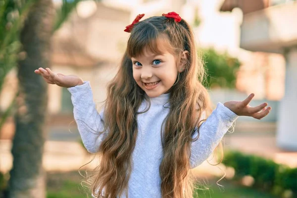 Adorable Caucasian Child Girl Smiling Happy Standing Park — Stock Photo, Image