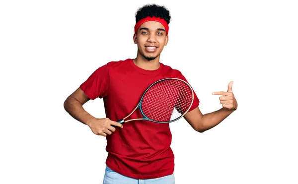 Jovem Afro Americano Vestindo Uniforme Tenista Sorrindo Feliz Apontando Com — Fotografia de Stock