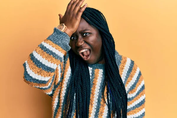 Jonge Zwarte Vrouw Met Vlechten Dragen Casual Winter Trui Verrast — Stockfoto