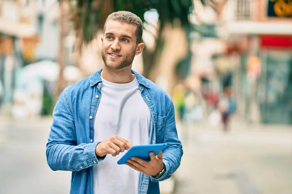 Joven Hombre Caucásico Sonriendo Feliz Usando Touchpad Ciudad —  Fotos de Stock