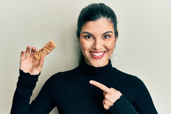 Νεαρή Ισπανόφωνη Γυναίκα Τρώει Πρωτεϊνούχο Μπαρ Υγιεινό Ενεργειακό Σνακ Χαμογελώντας — Φωτογραφία Αρχείου