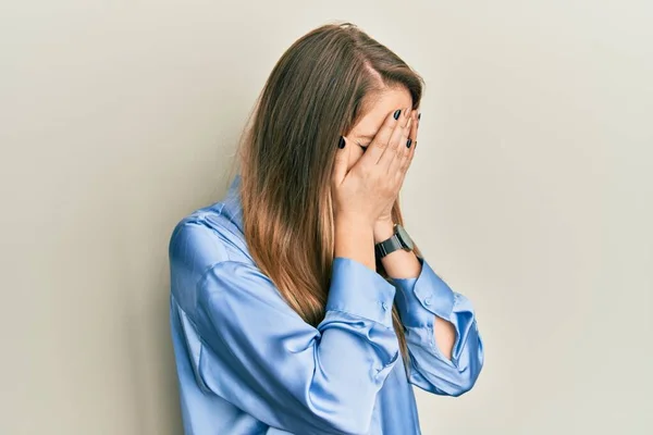 Mladá Blondýnka Neformální Modré Košili Smutným Výrazem Zakrývající Obličej Rukama — Stock fotografie