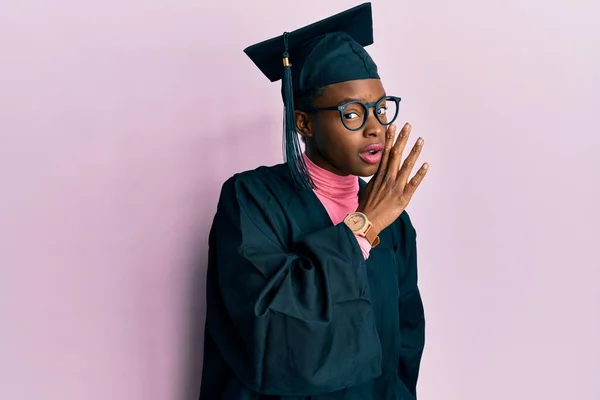 Junge Afrikanisch Amerikanische Mädchen Tragen Abschlussmütze Und Zeremonienmantel Hand Auf — Stockfoto