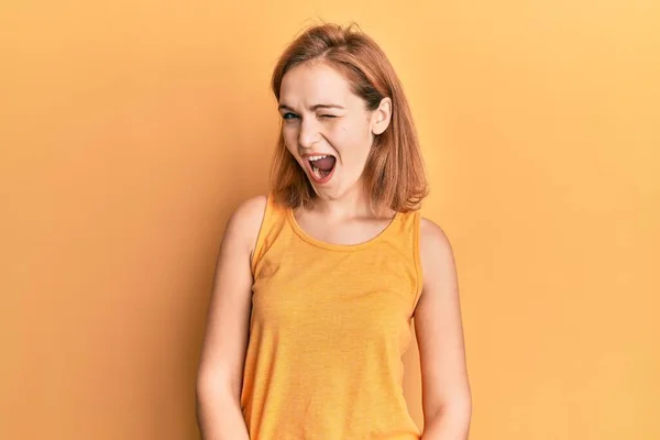 Junge Kaukasische Frau Lässigem Stil Mit Ärmellosem Hemd Zwinkert Die — Stockfoto