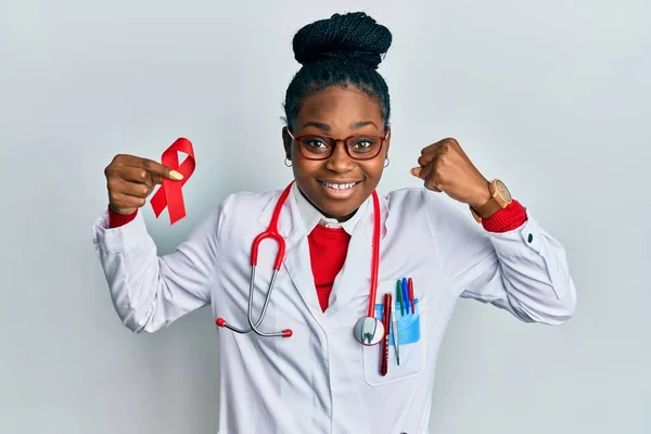 Joven Mujer Afroamericana Vistiendo Uniforme Médico Sosteniendo Apoyo Cinta Roja —  Fotos de Stock