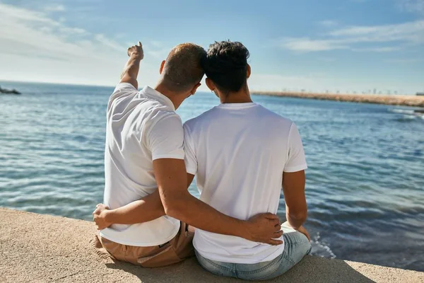 Junge Schwule Paare Schauen Zum Horizont Und Sitzen Der Strandpromenade — Stockfoto