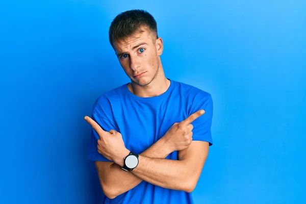 Junger Kaukasischer Mann Lässigem Blauem Shirt Der Mit Den Fingern — Stockfoto