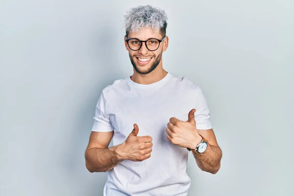 Jonge Latijns Amerikaanse Man Met Modern Geverfd Haar Wit Shirt — Stockfoto