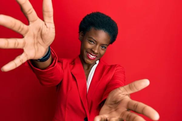 Fiatal Afro Amerikai Lány Aki Üzleti Ruhát Visel Nyitott Karokkal — Stock Fotó