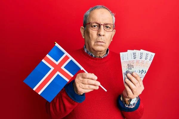 Stilig Senior Man Med Grått Hår Som Håller Islandflagga Och — Stockfoto