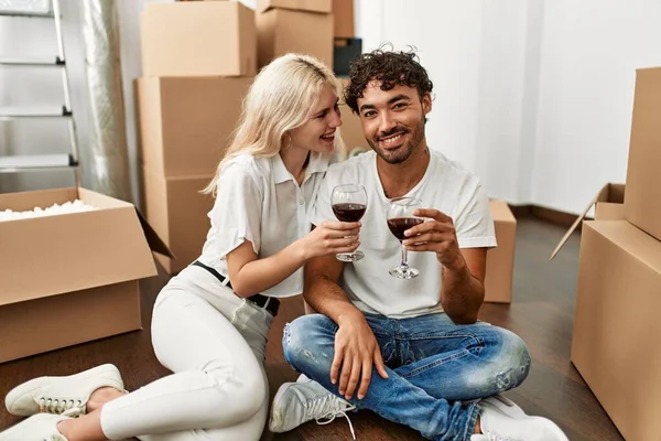 Jong Mooi Paar Glimlachen Gelukkig Toasten Met Rode Wijn Nieuw — Stockfoto