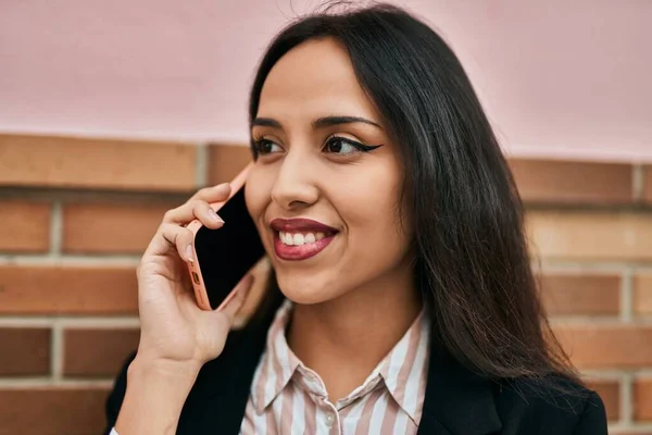 Jovem Empresária Hispânica Conversando Smartphone Cidade — Fotografia de Stock