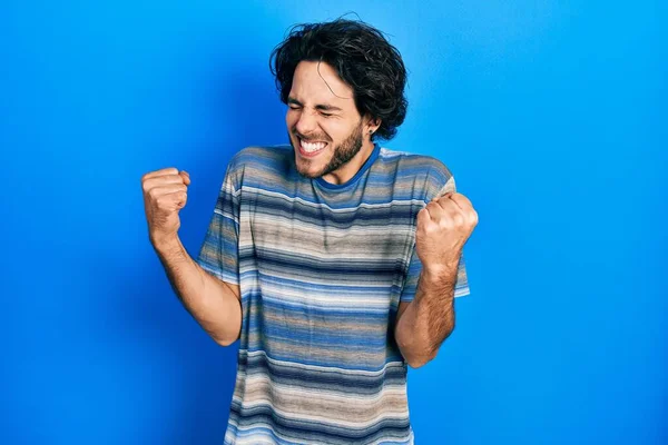 Stilig Hispanic Man Bär Casual Kläder Över Rosa Bakgrund Glada — Stockfoto