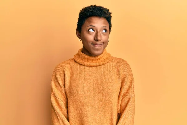 Joven Afroamericana Americana Vestida Con Ropa Casual Sonriendo Mirando Lado —  Fotos de Stock