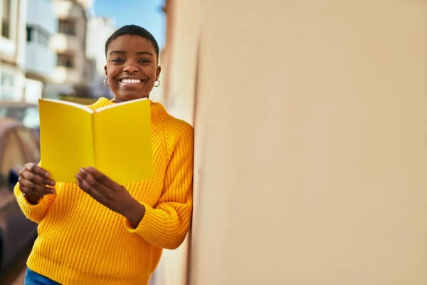 Joven Mujer Afroamericana Sonriendo Libro Lectura Feliz Ciudad —  Fotos de Stock