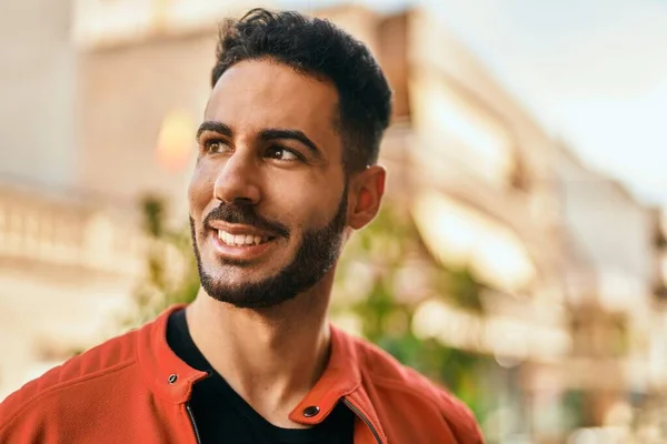 Joven Hispano Sonriendo Feliz Pie Ciudad —  Fotos de Stock