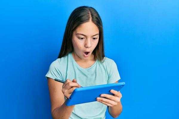 Menina Morena Bonita Usando Touchpad Desenho Tela Com Medo Chocado — Fotografia de Stock