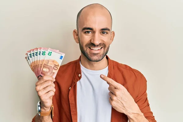 Euro Luk Banknotları Tutan Spanyol Genç Adam Mutlu Bir Şekilde — Stok fotoğraf