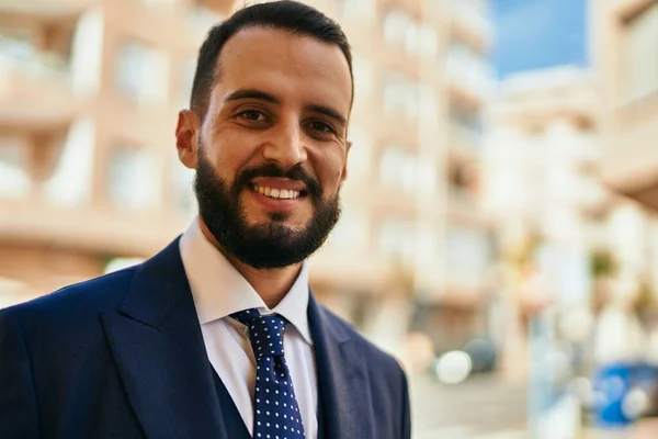 Jovem Empresário Sorrindo Feliz Cidade — Fotografia de Stock