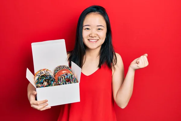 Fiatal Kínai Lány Tartó Doboz Ízletes Színes Fánkok Sikoltozó Büszke — Stock Fotó