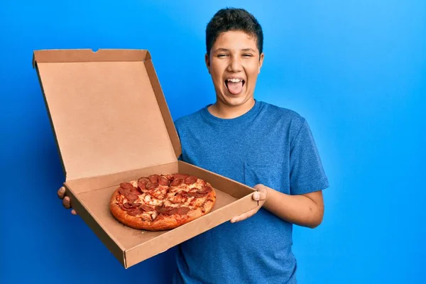 Adolescente Hispano Chico Comer Sabroso Pepperoni Pizza Palanca Lengua Hacia —  Fotos de Stock