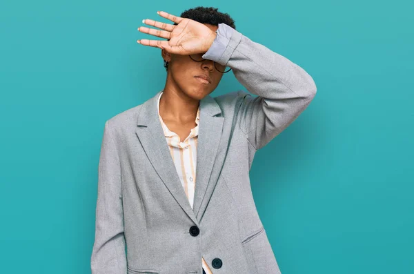 Jovem Afro Americana Vestindo Roupas Negócios Cobrindo Olhos Com Braço — Fotografia de Stock