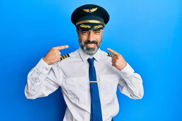 Mann Mittleren Alters Mit Bart Und Grauen Haaren Flugzeugpilotenuniform Fröhlich — Stockfoto