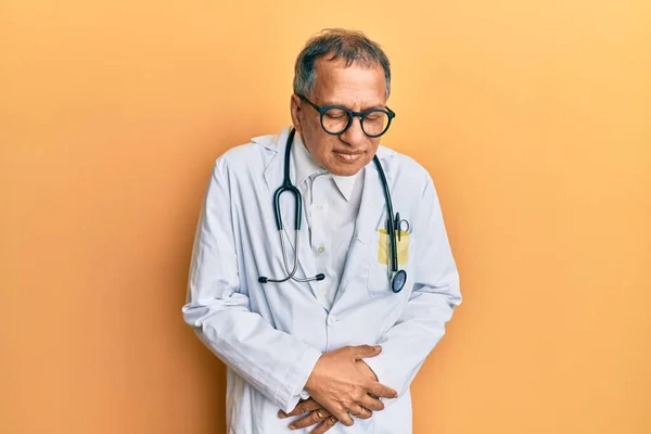 消化不良 痛みを伴う病気が体調不良のため 中世のインド人男性は胃の上に手で医師のコートと聴診器を身に着けている キャッシュ コンセプト — ストック写真