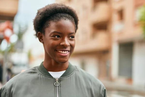 Joven Afroamericana Americana Sonriendo Feliz Pie Ciudad — Foto de Stock