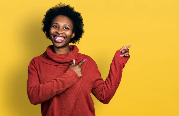 Afrikansk Amerikansk Kvinna Med Afro Hår Bär Polotröja Leende Och — Stockfoto