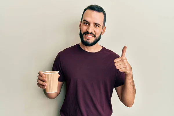 Νεαρός Άνδρας Γενειάδα Πίνοντας Ένα Take Away Καφέ Χαμογελώντας Χαρούμενος — Φωτογραφία Αρχείου