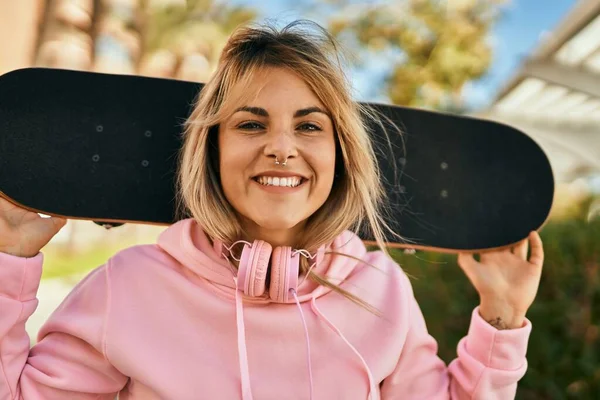 Junge Blonde Skaterin Lächelt Glücklich Und Hält Skate Der Stadt — Stockfoto