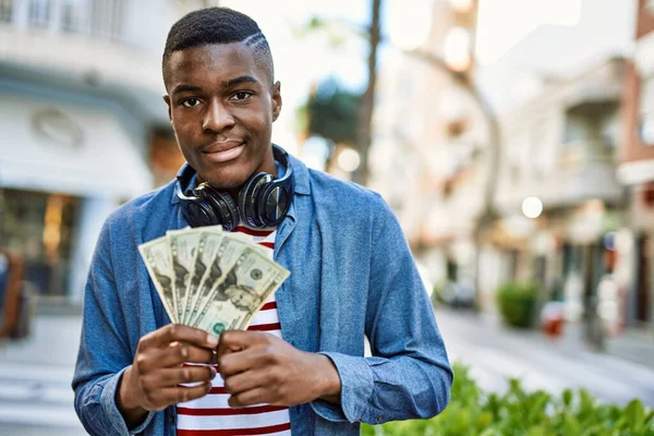 Jovem Afro Americano Usando Fones Ouvido Segurando Dólares Cidade — Fotografia de Stock