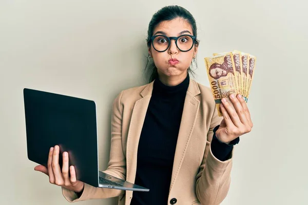 Mujer Hispana Joven Con Estilo Negocios Sosteniendo Portátil Forinto Húngaro — Foto de Stock