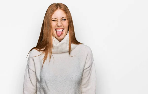 Kış Süveteri Giyen Genç Rlandalı Kadın Komik Bir Ifadeyle Dilini — Stok fotoğraf