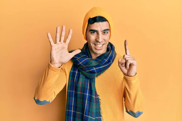 Bonito Homem Hispânico Usando Chapéu Cachecol Inverno Mostrando Apontando Para — Fotografia de Stock