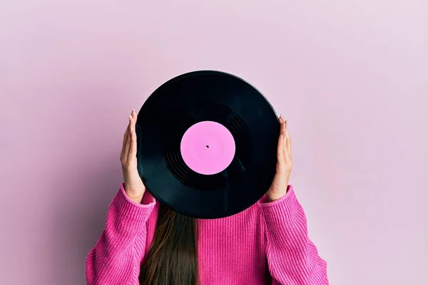 Žena Drží Retro Vinylový Disk Zakrývající Tvář Přes Růžové Pozadí — Stock fotografie