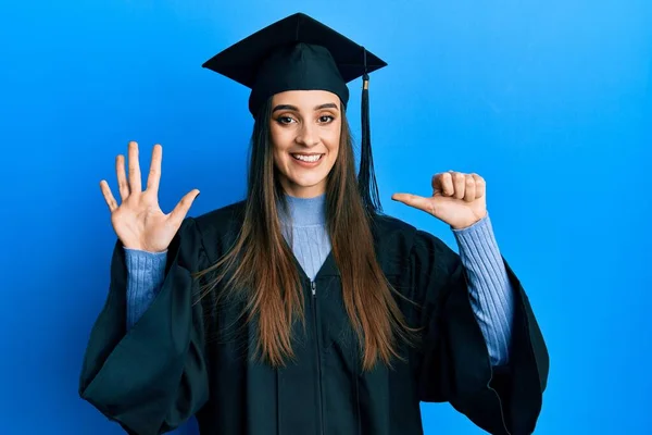 Vacker Brunett Ung Kvinna Bär Examen Mössa Och Ceremoni Mantel — Stockfoto