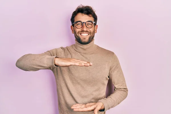 Homem Bonito Com Barba Vestindo Camisola Gola Alta Óculos Gesticulando — Fotografia de Stock