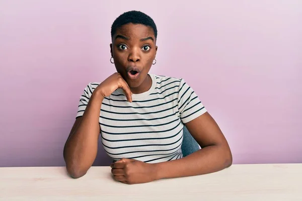 Jovem Afro Americana Vestindo Roupas Casuais Sentada Mesa Com Medo — Fotografia de Stock