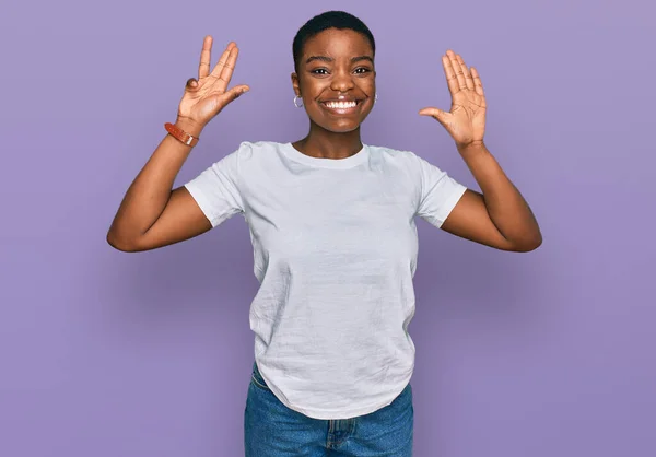 Jonge Afrikaanse Amerikaanse Vrouw Dragen Casual Wit Shirt Tonen Wijzen — Stockfoto