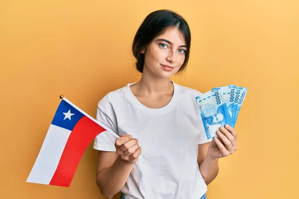 Joven Mujer Caucásica Con Bandera Chile Billetes Chilenos Relajados Con —  Fotos de Stock