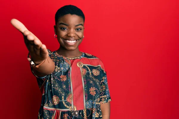 Jovem Afro Americana Vestindo Estilo Africano Sorrindo Amigável Oferecendo Aperto — Fotografia de Stock